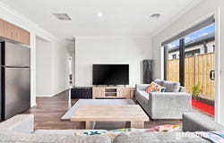 32 Maggie Crescent, Mambourin, Vic 3024