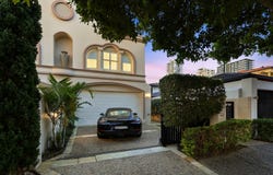 2/41 Cronin Avenue, Main Beach, Qld 4217