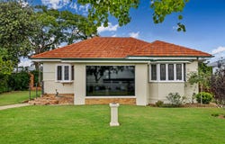 4 STONEHAVEN Street, Mount Lofty, Qld 4350