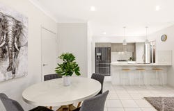 2/6 Rise Circuit, Pacific Pines, Qld 4211