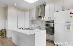 2/11 Throsby Crescent, Deer Park, Vic 3023