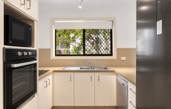 2/23 Armrick Avenue, Broadbeach, Qld 4218