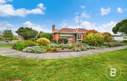 11 Webbcona Parade, Wendouree, Vic 3355