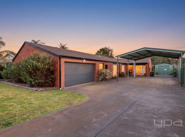 15 Stanley Crescent, Brookfield, Vic 3338