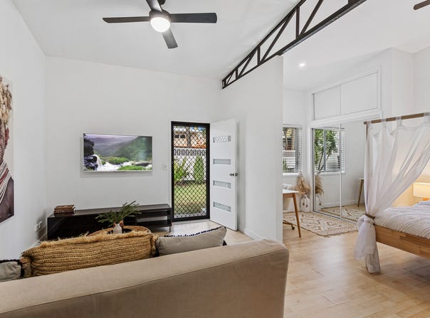 26 Bellevue Parade, Labrador, Qld 4215