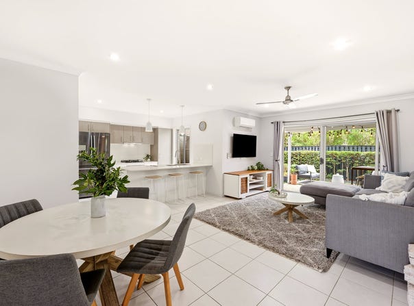 2/6 Rise Circuit, Pacific Pines, Qld 4211