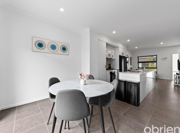 1 Randwick Lane, Clyde North, Vic 3978