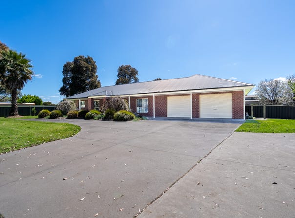 11-13 Evelyn Drive, Sale, Vic 3850