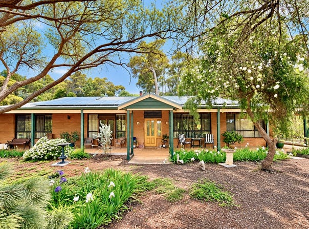 32 Cleopatra Crescent, Kangaroo Gully, WA 6255