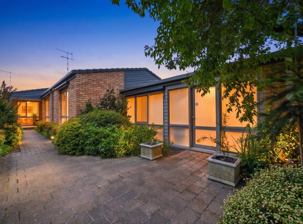 104 John Fawkner Drive, Endeavour Hills, Vic 3802