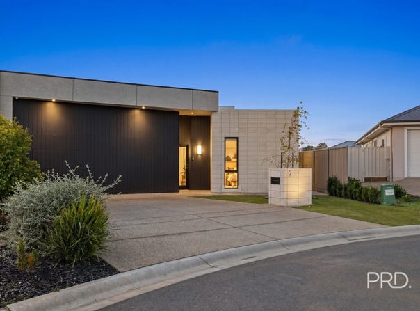 9 Denny Crescent, Gobbagombalin, NSW 2650
