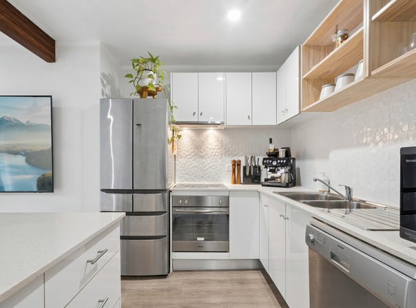 2/4 Sunshine Court, Labrador, Qld 4215