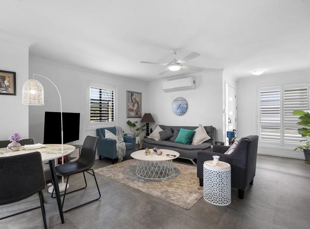 1/9 Government Road, Labrador, Qld 4215