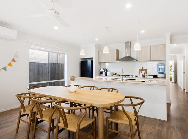 10 Jeanine Crescent, Nirimba, Qld 4551