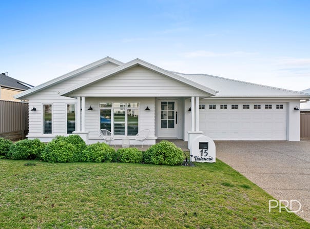 15 Valencia Drive, Gobbagombalin, NSW 2650
