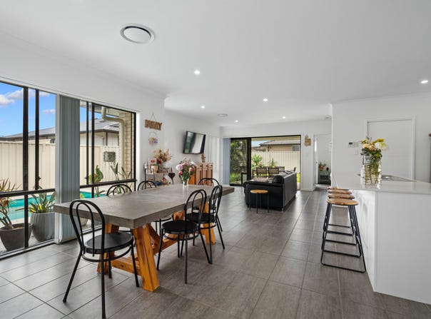 8 Mariner Avenue, Old Bar, NSW 2430