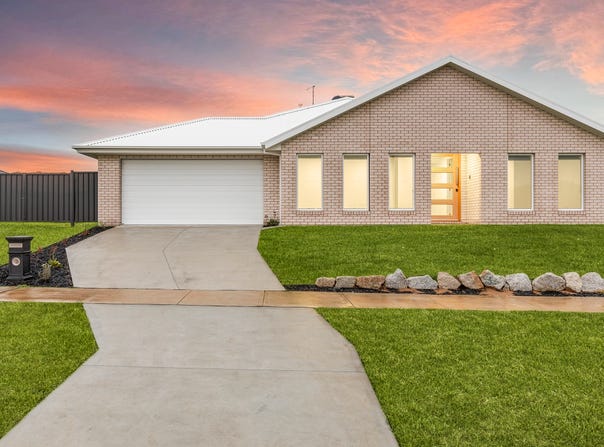 8 Bramwell Avenue, Leneva, Vic 3691