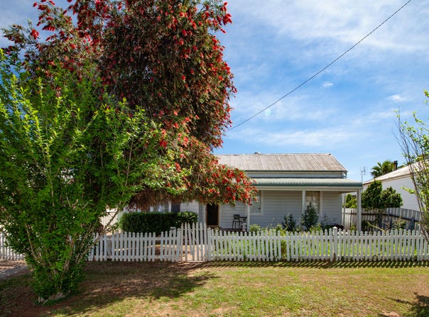 8 Clive St, Wellington, NSW 2820