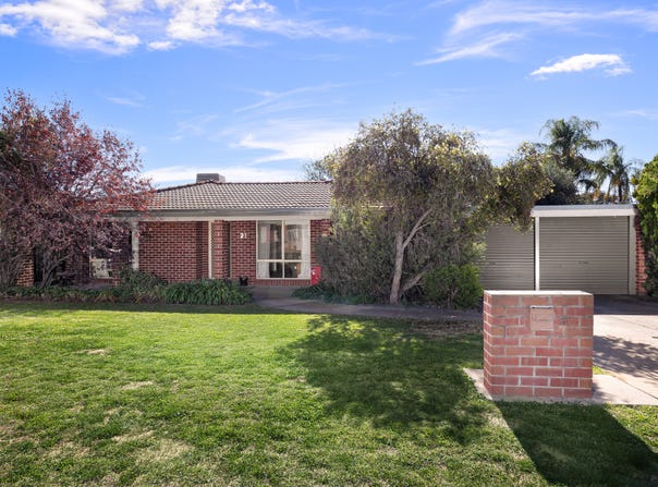 21 Bamarook Crescent, Glenfield Park, NSW 2650