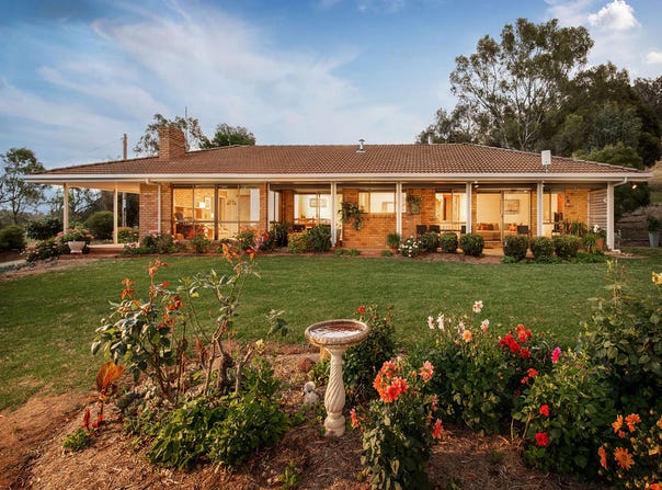 110 Dellven Drive, Table Top, NSW 2640