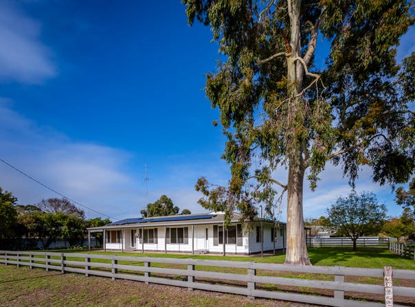 19 Edinburgh Road, Edenhope, Vic 3318