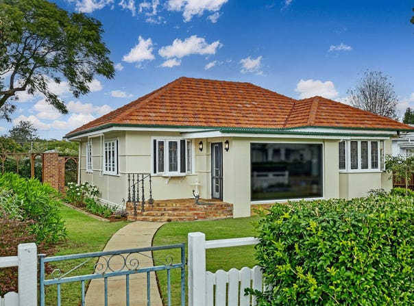 4 STONEHAVEN Street, Mount Lofty, Qld 4350