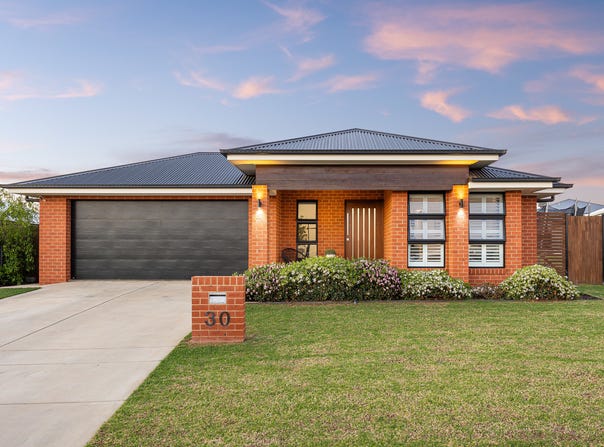30 Turramia Crescent, Gobbagombalin, NSW 2650