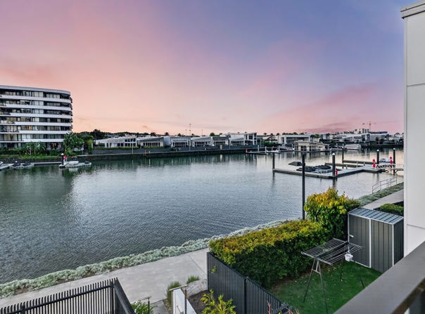 16 Bronte Circuit, Hope Island, Qld 4212