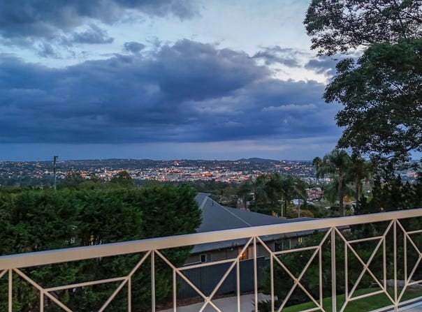 6 Roderic Crt, Mount Lofty, Qld 4350