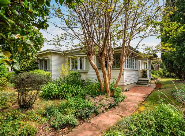 35 Bridge Street, Mount Lofty, Qld 4350