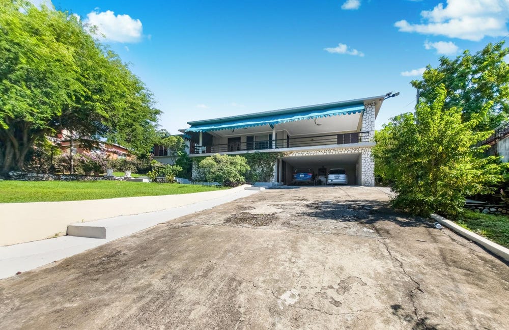 GROSVENOR HEIGHTS, CONSTANT SPRING, St. Andrew Parish