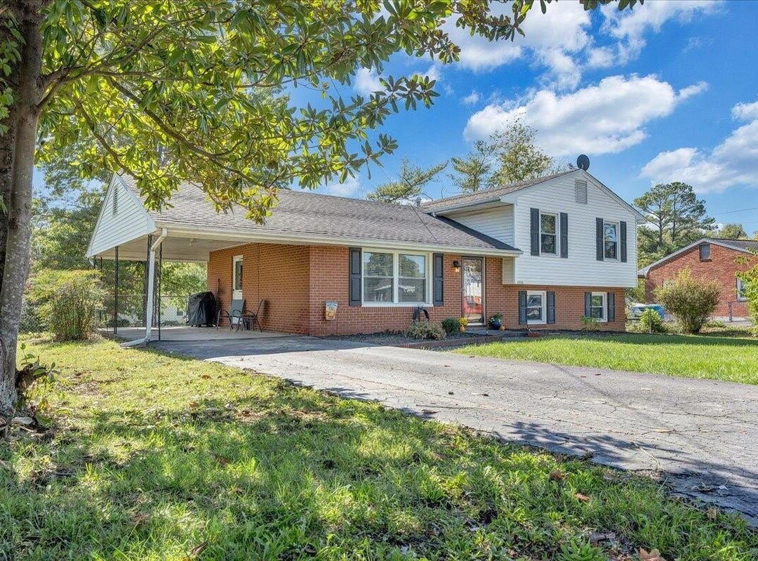 2426 Embassy DR NW, Roanoke, VA 24017 House for Sale