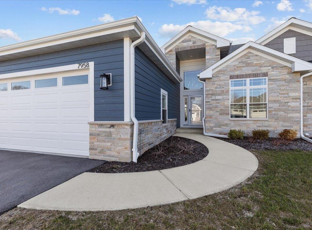 7958 E Stone Ridge Dr, Apt 621, Lannon, WI 53046 Apartment for Sale