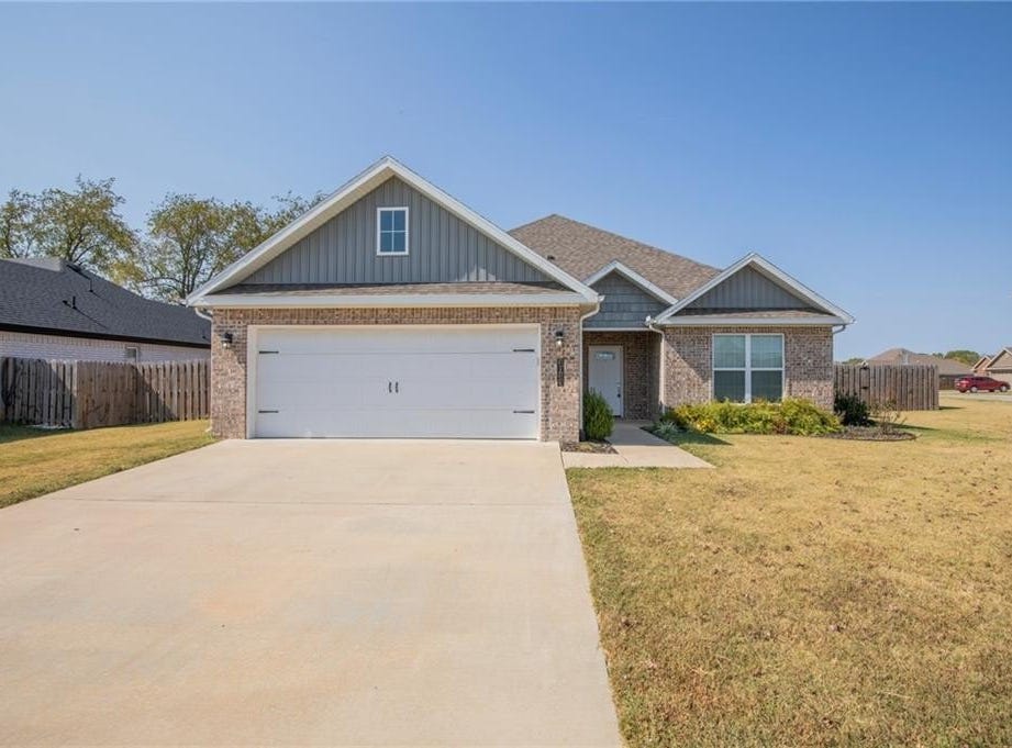 1013 Estes DR, Pea Ridge, AR 72751 House for Rent