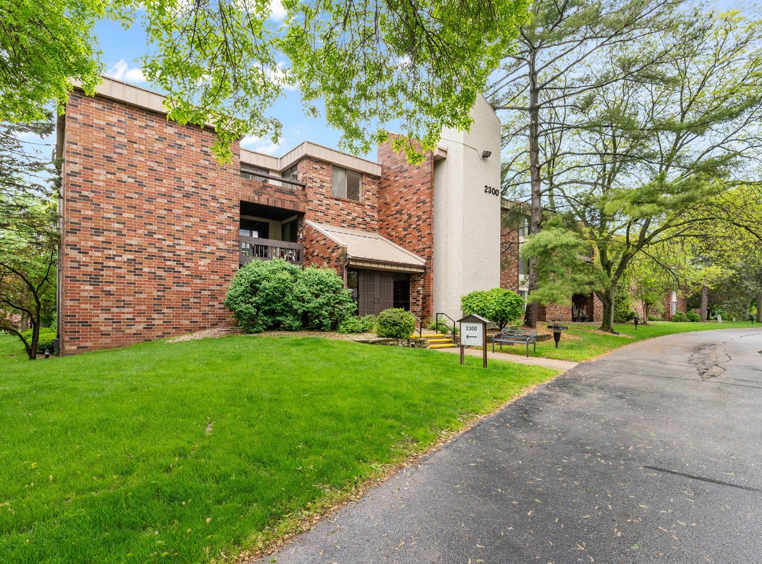 2300 W Good Hope Rd, Apt 243, Glendale, WI 53209 Apartment for Sale