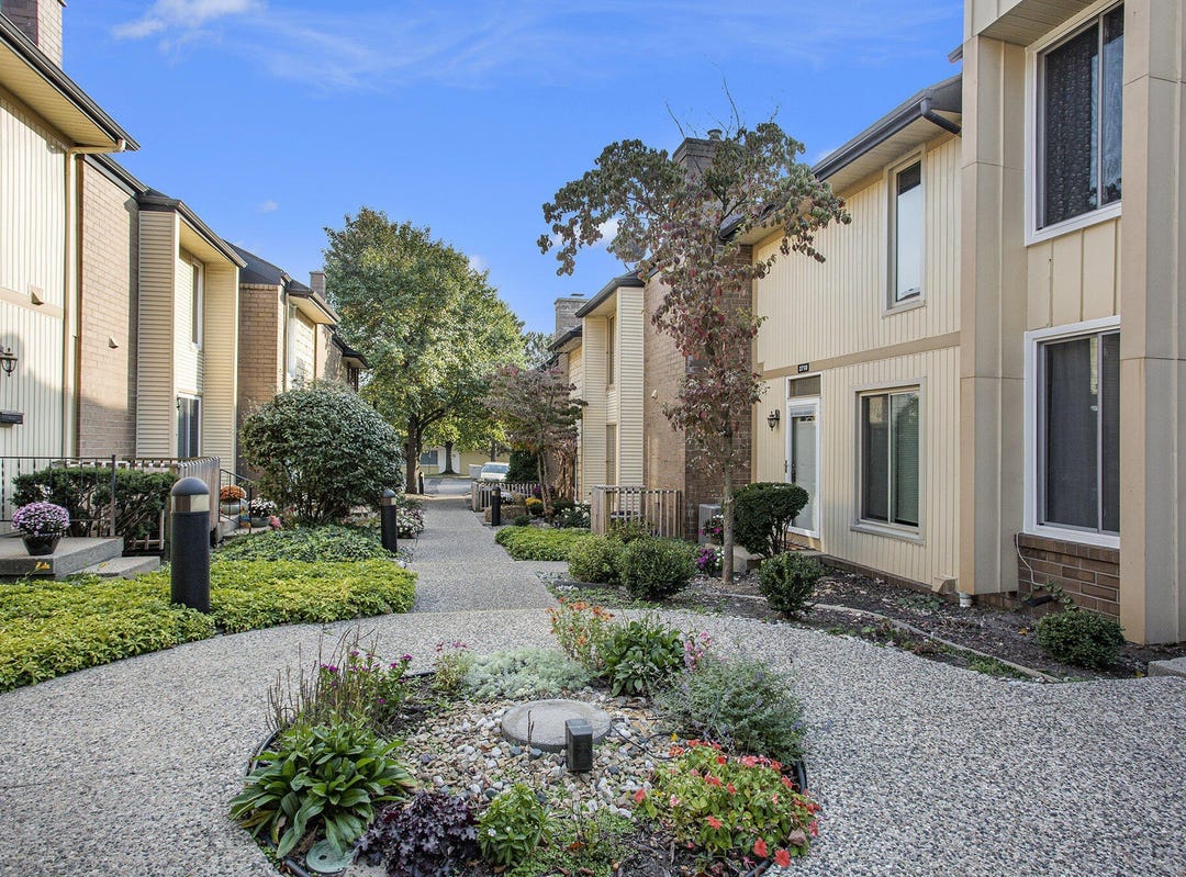 2710 Birchcrest Drive SE, Grand Rapids, MI 49506 Apartment for Sale