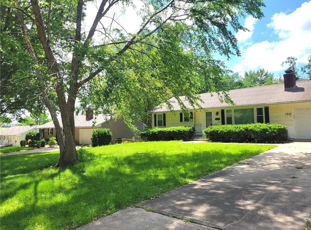 1313 SKYLINE Drive, Grandview, MO 64030 House for Sale