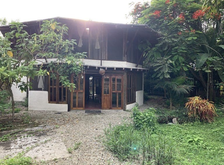 Octagonal House in El Tigrillo, Montañita, Santa Elena Province House