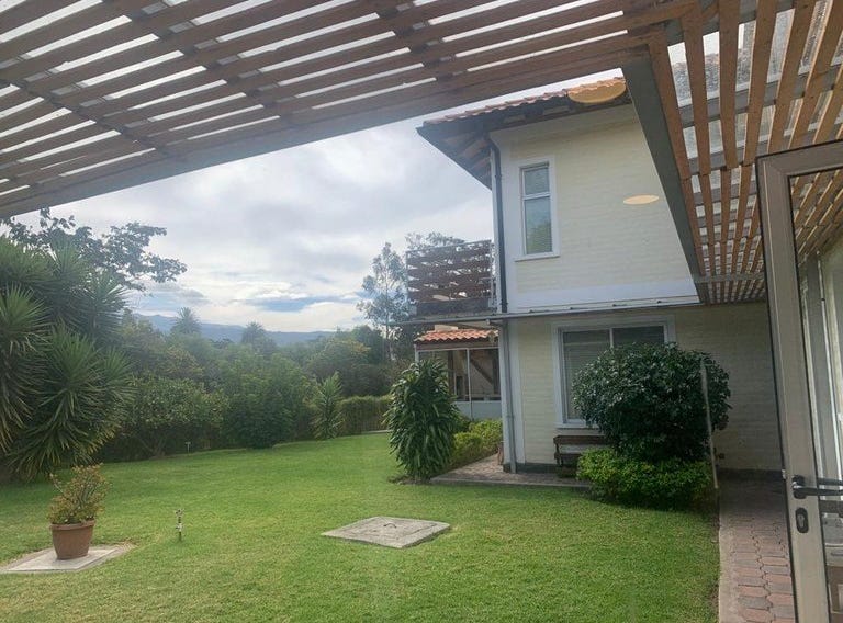 VENTA DE HERMOSA PROPIEDAD EN CUMBAYA ECUADOR House For Sale in