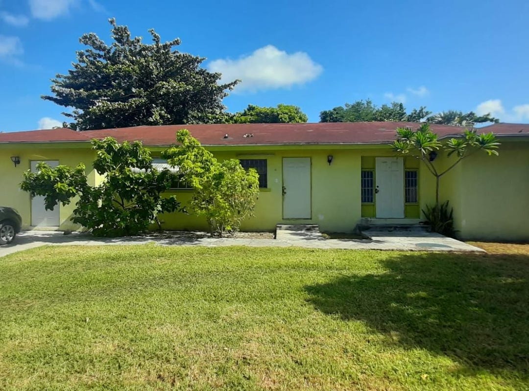 SANDILANDS VILL TRIPLEX, New Providence/Paradise Island Apartment for