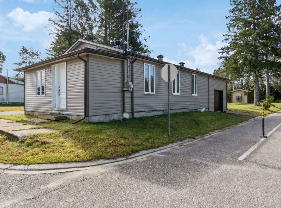 117 Rue Brosseau, Amherst, QC J0T2L0, CA, Amherst, Québec J0T2L0 House