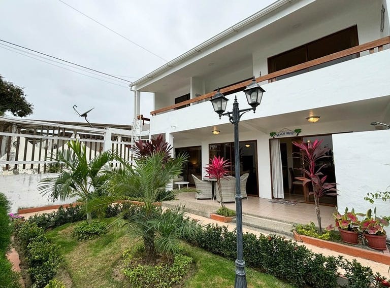 Discover Your Coastal Retreat Cozy 3Bedroom Beach House in San