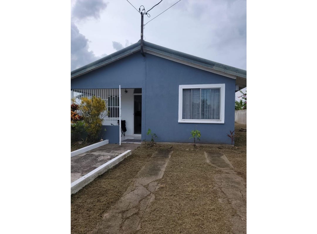 DOCTORBIRD CIRCLE, AVIARY, Old Harbour, Saint Catherine Parish House