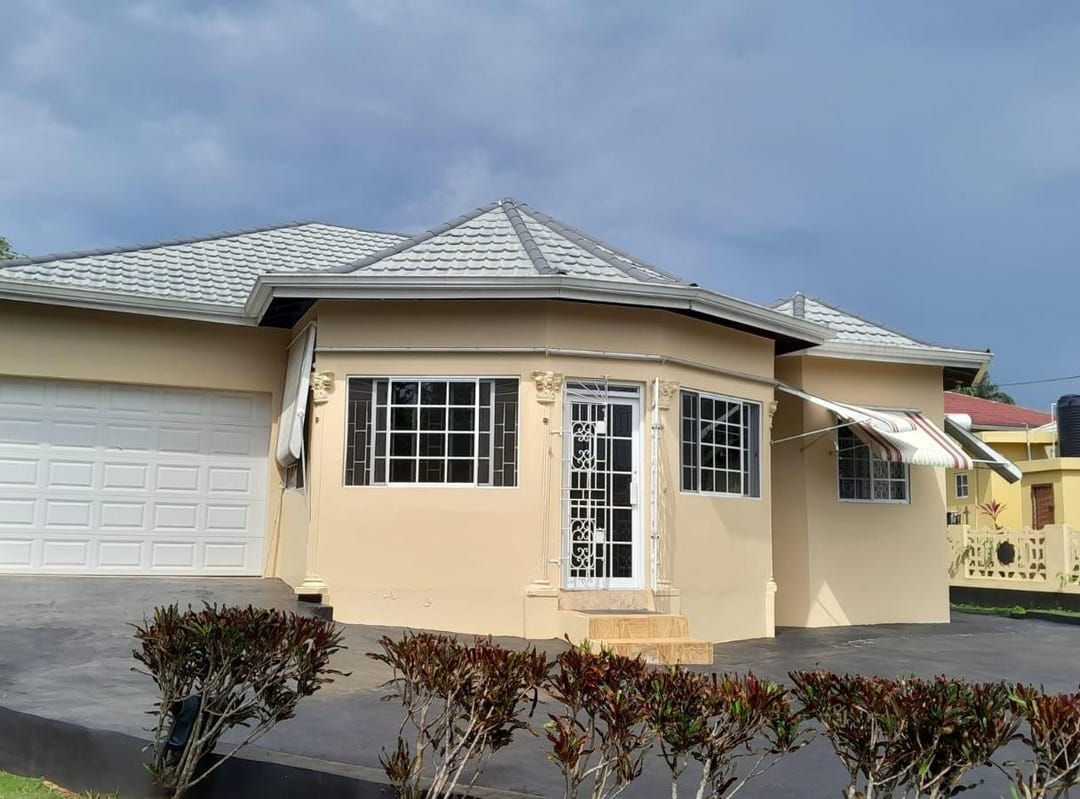 5d CEDAR GROVE ESTATE, Mandeville, Manchester Parish House for Sale