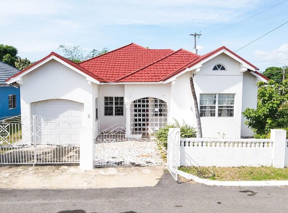 MIDLAND GLADES, DENBIGH, Denbigh, Clarendon House for Sale