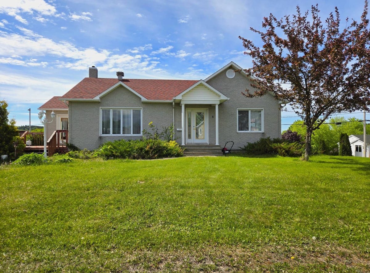 5 Rue RobertPilot, Amqui, QC G5J3C6, CA, Amqui, Québec House for Sale