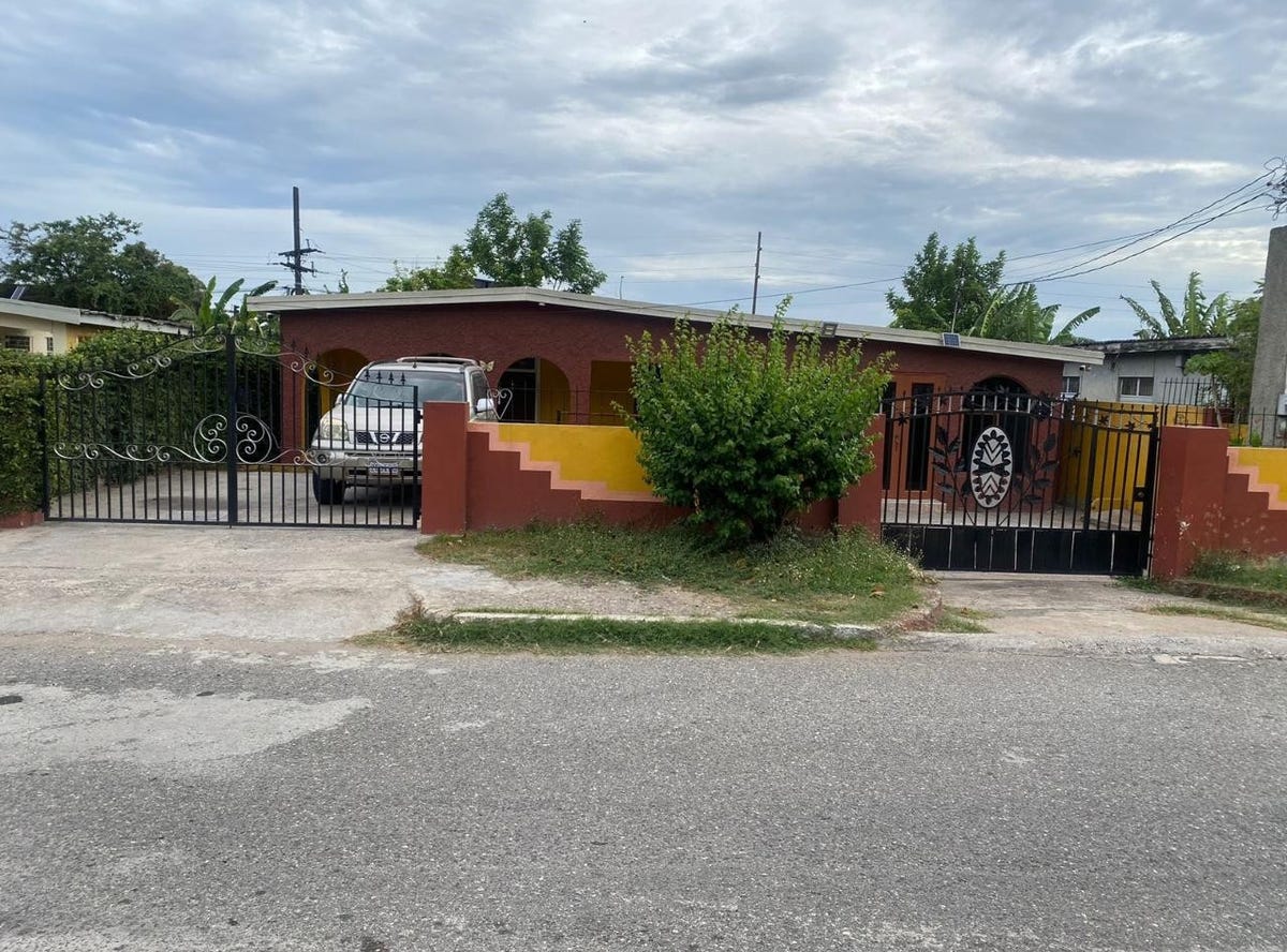 COLEYVILLE CRESCENT, WASH, 2648, St. Andrew Parish House for Sale