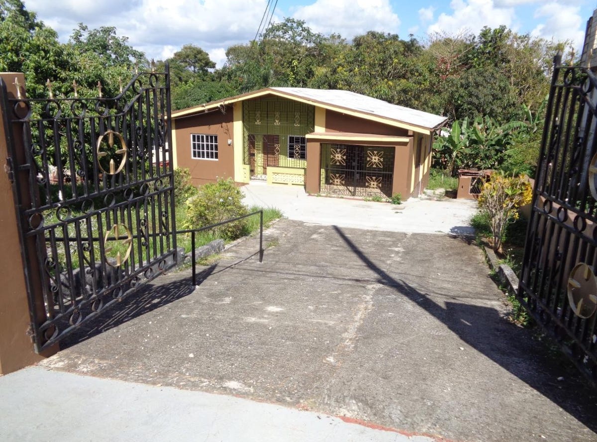 PUSEY CLOSE, 2119, Manchester Parish House for Sale