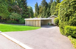 715 Alpine Court, North Vancouver, BC V7R 2L7