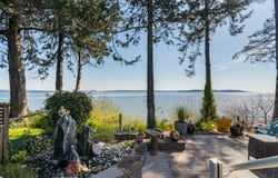 9055 Lochside Dr, North Saanich, BC V8L 1N1